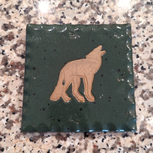 Howling Wolf Coater/tile From Collection Circle Nature Collection Pottery Green - Picture 2 of 14